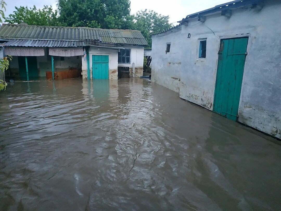 Какие районы подтоплены. Наводнение в Крыму. Затопленное село. Затопленный дом. Районы затопления Крымска.