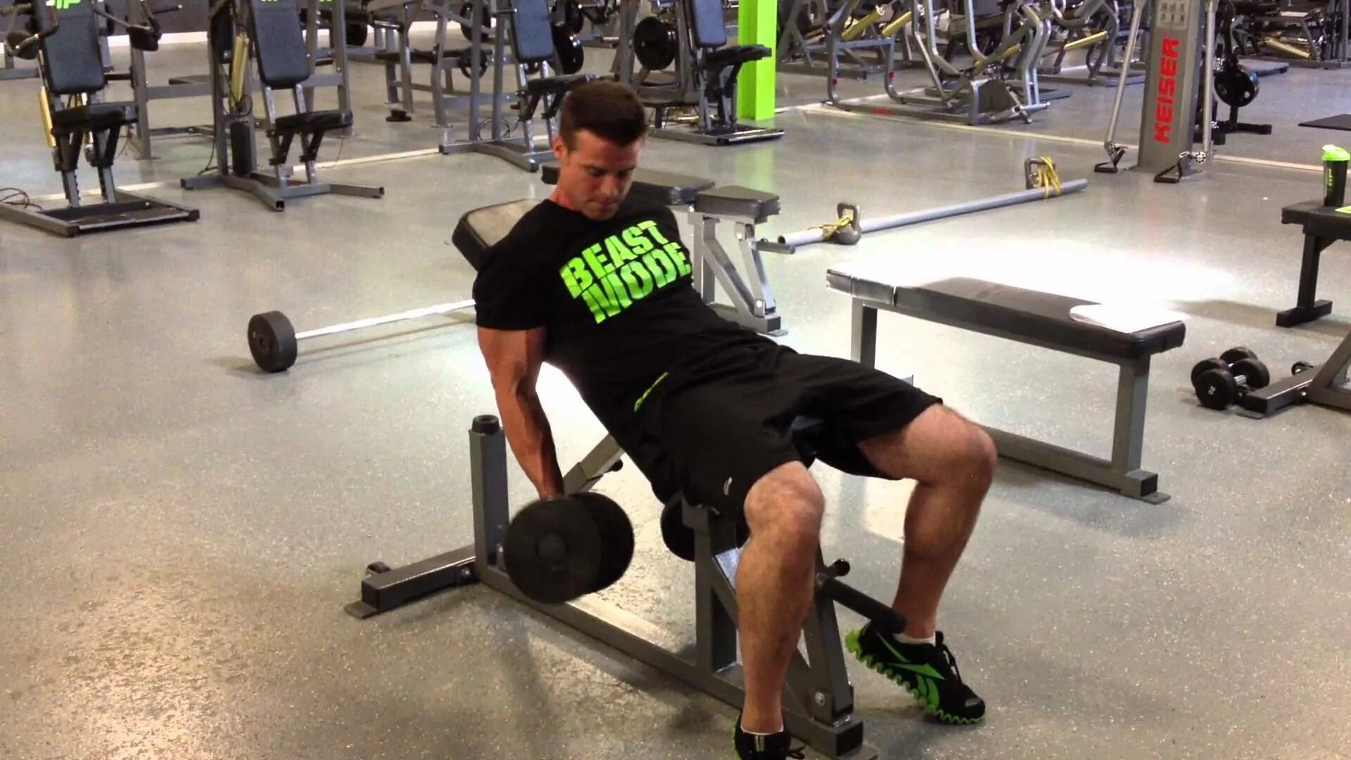 Скамья для жима упражнения с гантелями. Подъем гантелей на бицепс сидя на скамье 45 градусов. Французский жим w грифом лежа. Молот с гантелями. Жим гантелей лежа на бицепс.