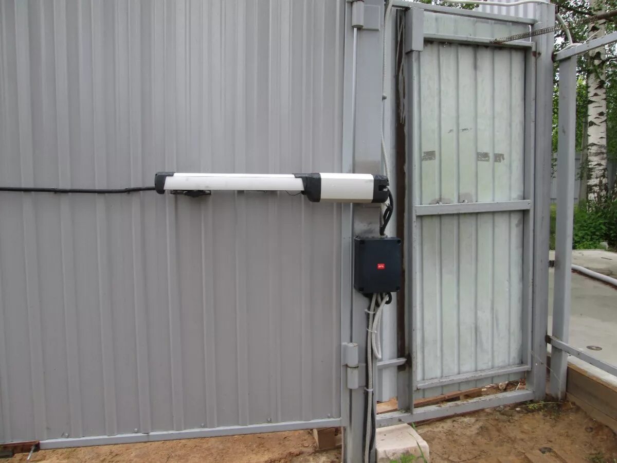 Автоматические распашные ворота doorhan. Задвижка на распашные ворота. Ворота распашные гп126. Электро блокировка распашных ворот. Закрывание распашных ворот.