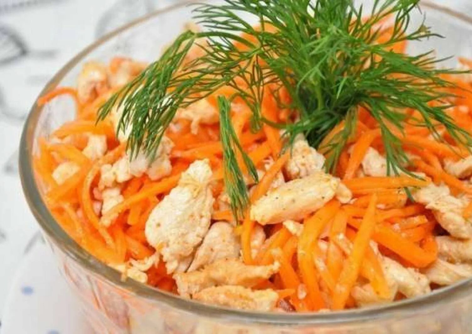 Куриное филе с морковью и луком. Треска под маринадом из моркови и лука. Минтай под маринадом. Курица с луком и морковью на сковороде. Салат с морковью и куриным филе.