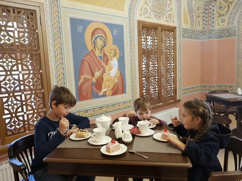 трапезная в свято пантелеимонов монастырь афон. монастырская трапезная валаам. покровский храм пантелеимонова монастыря афон. монастырская трапезная дивеево. валдайский монастырь трапезная.