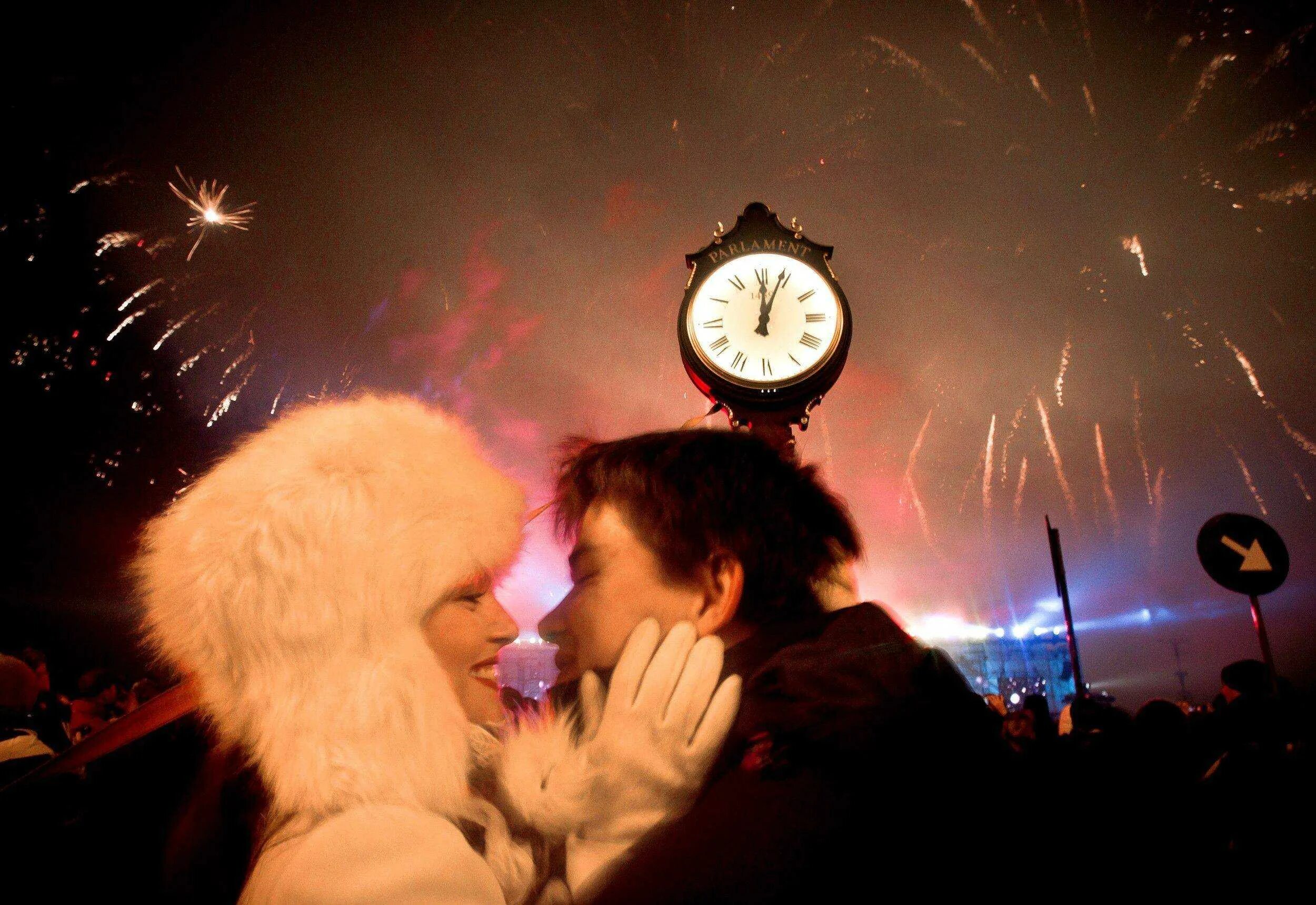 New year love. Поцелуй в новогоднюю ночь. Влюбленные в новогоднюю ночь. Новый год вдвоем. Влюбленные пары на новый год.