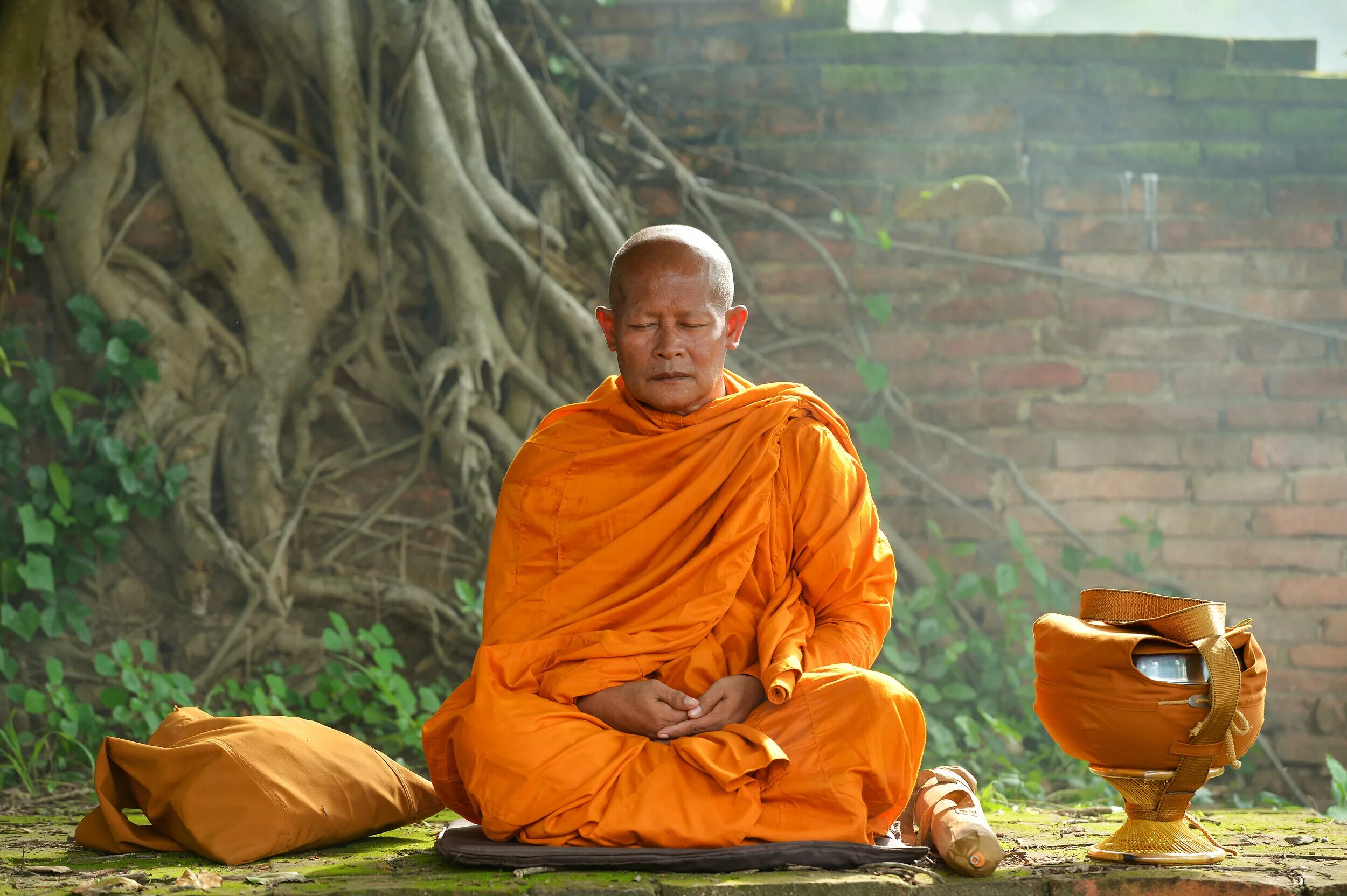 Дзен Шаолинь. Буддизм махаяна монахи. Буддизм дзэн буддизм. Будда Шаолинь. Монах медитирует
