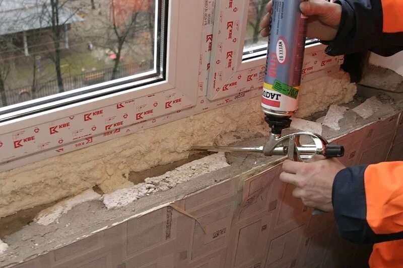 Утепленный подоконник. Как пропенить окна заново. Запенивание оконных проемов для пластиковых окон. Запенивание швов на окнах. Как пропенить окна заново.