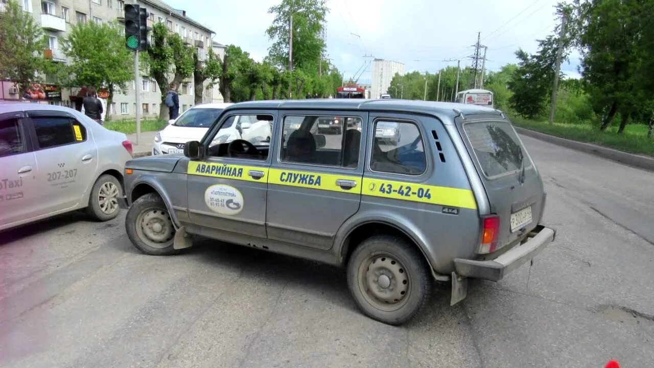 Аварийная служба электросети кировский. Машина аварийной службы. аварийная служба авто. аварийная машина жкх. машины коммунальных служб.