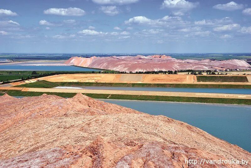 Солеотвал уралкалий. Соляные горы в беларуси. Соляные горы в беларуси. Калийные горы солигорска. Соляные горы в солигорске.