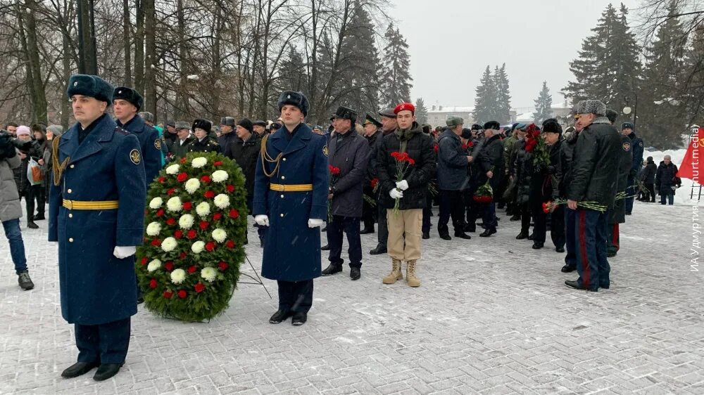 Погода февраля ижевск. Вечный огонь Ижевск. Ижевск февраль.