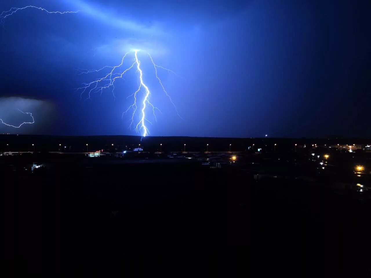 Ел lightning