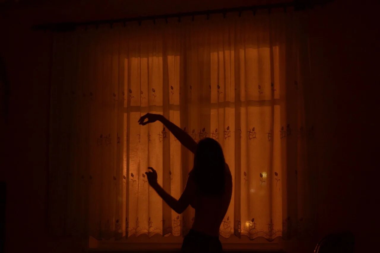 Девушка на балконе. Парень и девушка танцуют наиулице. Парень под дождем. Танцевать текст. Ночь танцевала до утра на ногах не.