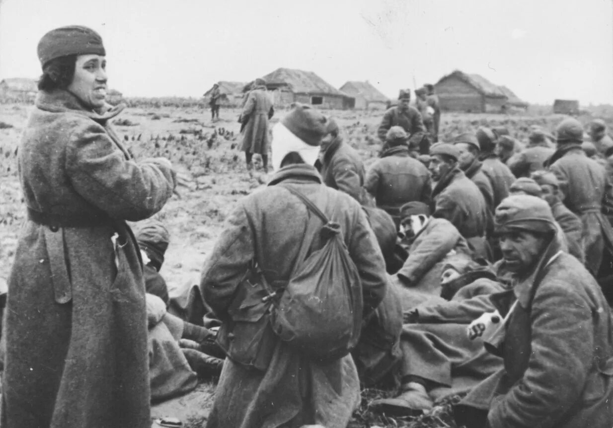 Попадет в плен к французам. Военнопленные красноармейцы 1941. Пленные советские солдаты 1941. Плен советских солдат в 1941. Расстрел советских военнопленных Великой Отечественной войны 1941-1945.