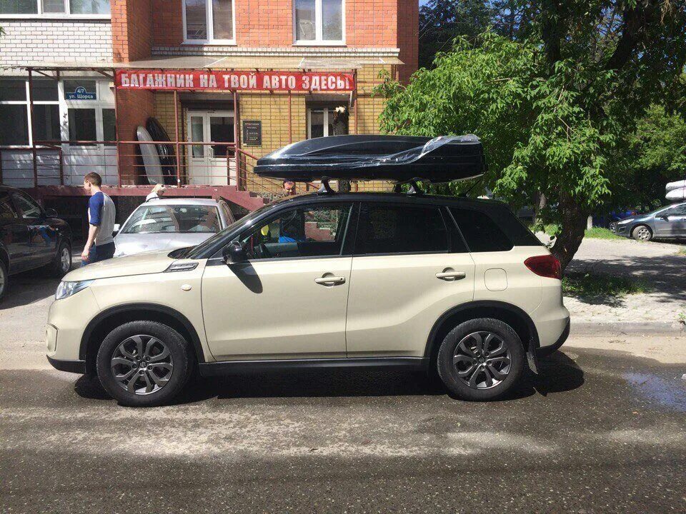 Купить багажник сузуки витара. Багажник на крышу Suzuki Vitara 2015. Багажник на крышу Сузуки Витара 2020. Автобокс на Сузуки Гранд Витара. Suzuki Vitara багажник на крышу.