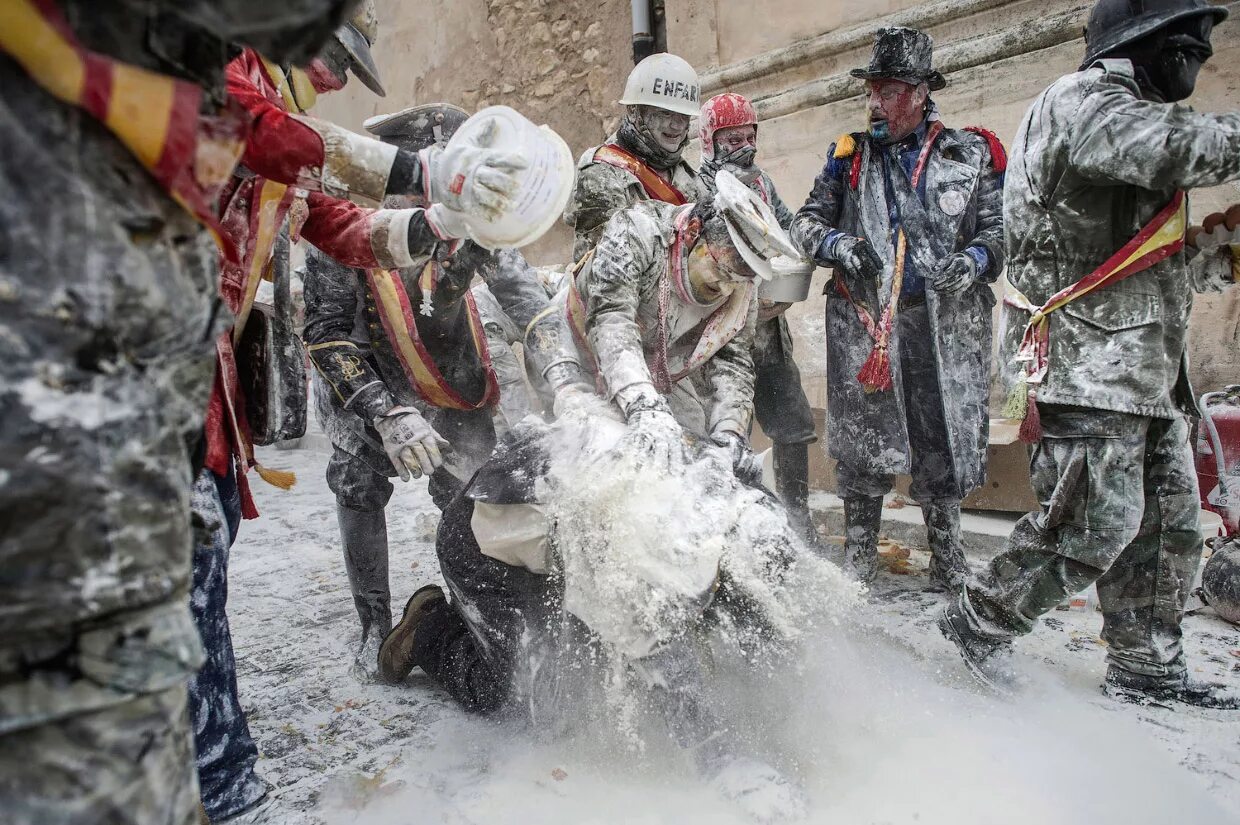 день смеха, яично-мучная битва (els enfarinats) - испания. яично-мучная война «enfarinats». яично-мучная война «enfarinats». день смеха, яично-мучная битва (els enfarinats) - испания. день смеха, яично-мучная битва (els enfarinats) - испания.