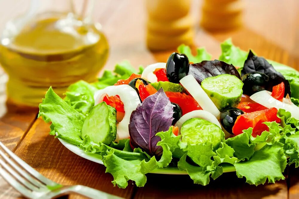 Овощной салат. Диетические салаты. Овощной салат диетический. Салаты низкокалорийные овощные. Салат с базиликом.
