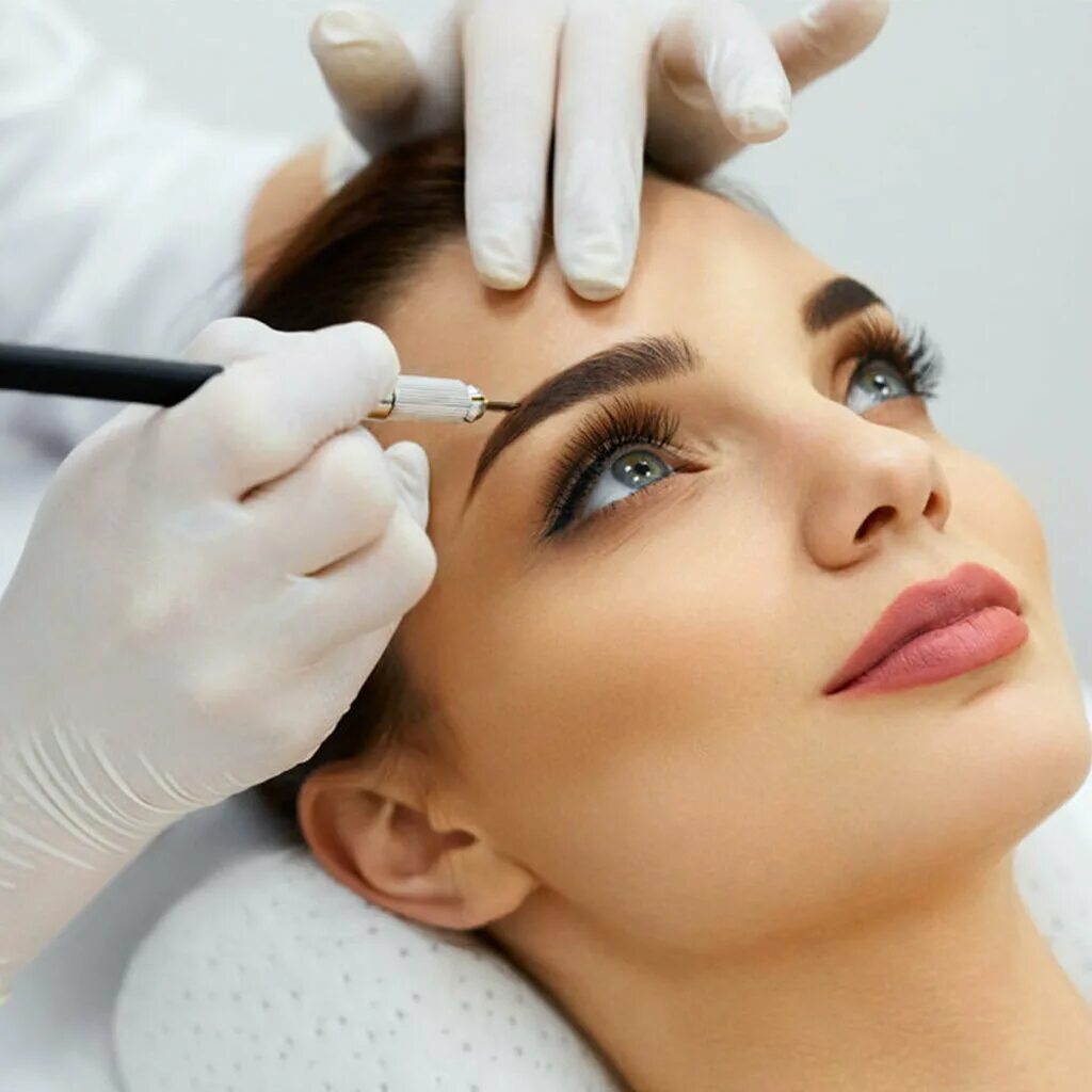 салон красоты макияж. красивая девушка салон. красивые волосы. парикмахерское искусство и декоративная косметика. работники салона красоты.