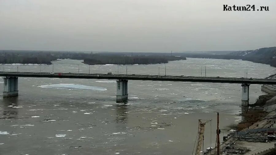 Какого числа пойдет обь. Ледоход обь 2025. река обь барнаул. ледоход в новосибирске на реке обь. камень на оби ледоход.