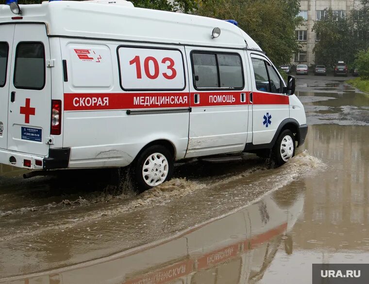 Вызвать скорую помощь в нижнем. Вызов скорой помощи Нижний Тагил. Скорая и лужа. Машина скорой помощи в луже глубокой. ГБ 1 Нижний Тагил и скорая.