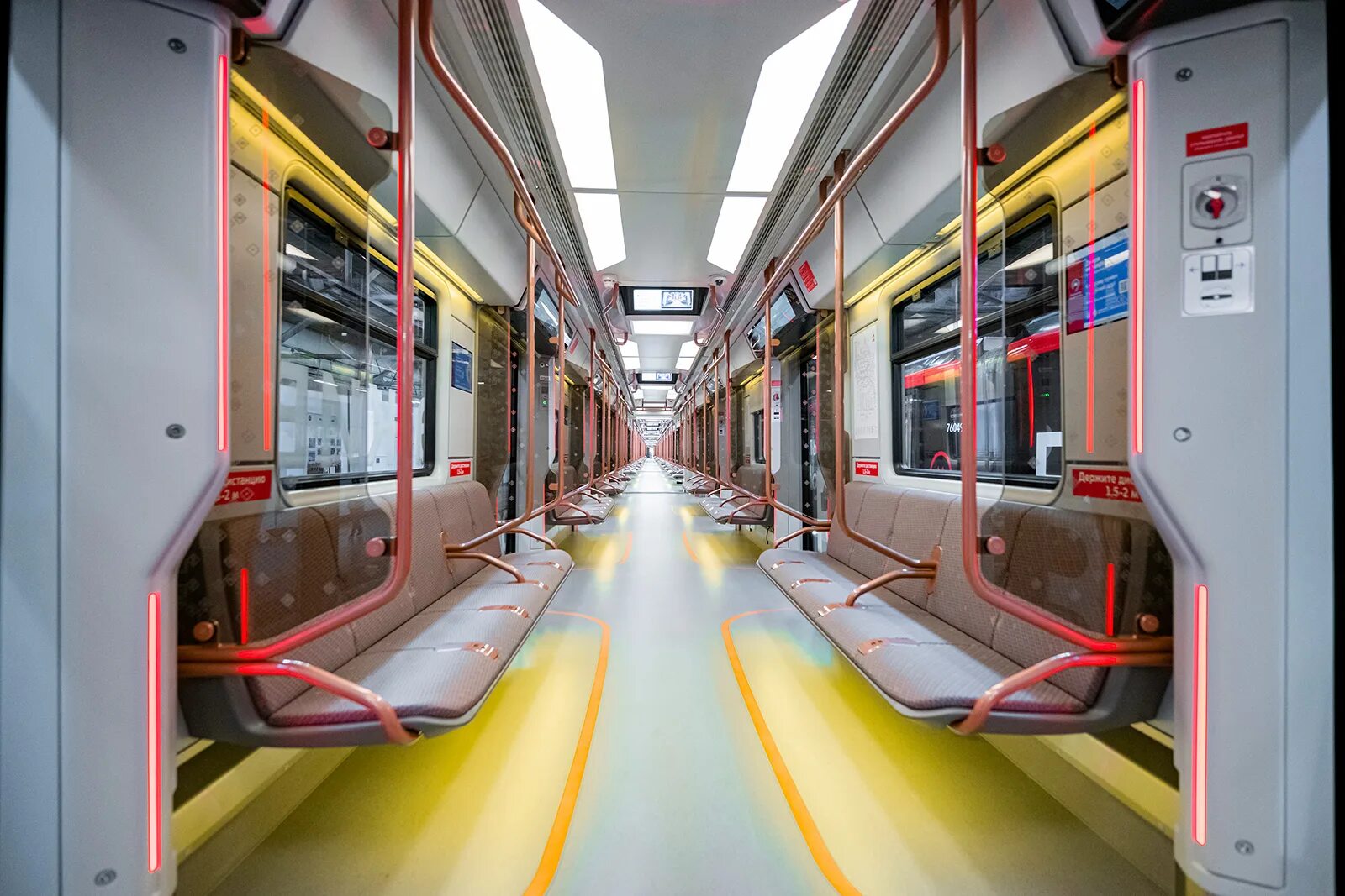 Вагон метро москва 2020 81-775. Поезд москва 2020 салон. Москва 2019 поезд метро. Самые новые поезда метро. Поезд метро москва 2020.