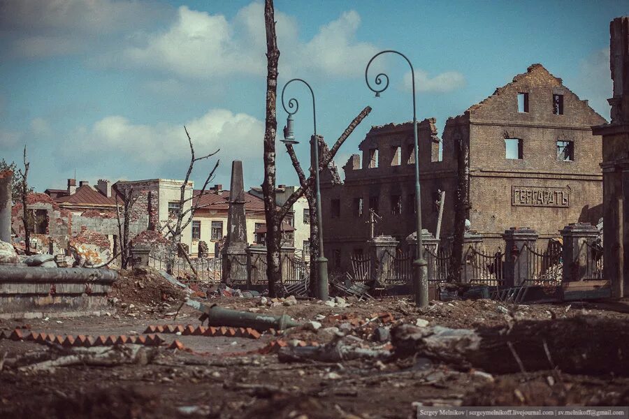 Разрушенный город после войны Волгоград. Руины домов Сталинграда. Сталинградская битва руины здания. Сталинград в руинах после войны.