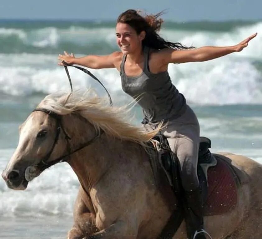 Зендая на лошади. Девушка скачет на лошади. Девушка на коне.