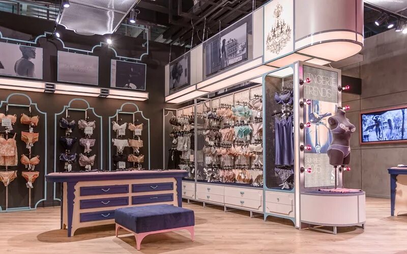 Lingerie shop. Бутик Нижнего белья. Интерьер магазина Нижнего белья. Витрина магазина Нижнего белья. Интерьер бутика Нижнего белья.