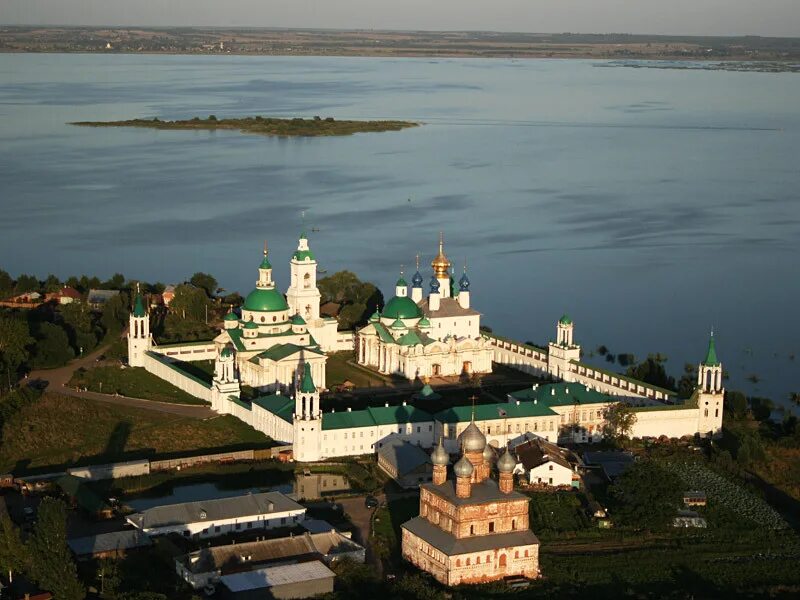 Самый древний город в золотом кольце. Озеро Неро Ростов Великий. Переславль Залесский Спасо Яковлевский монастырь. Ростов Великий Кремль на озере Неро. Ростов Ярославский озеро Неро.