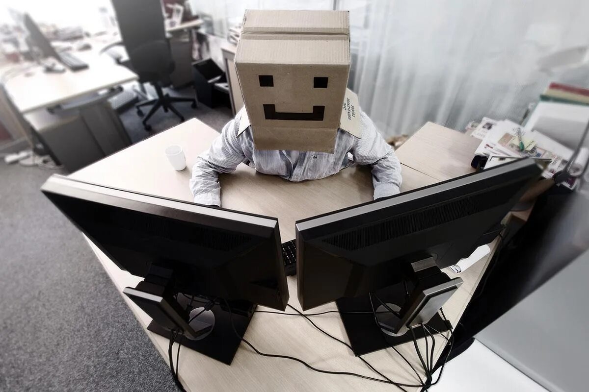 Квадратный человек с квадратной головой. Компьютер вместо головы. Человек с головой компьютера. Человек с коробкой на голове. Картонная коробка на голове.