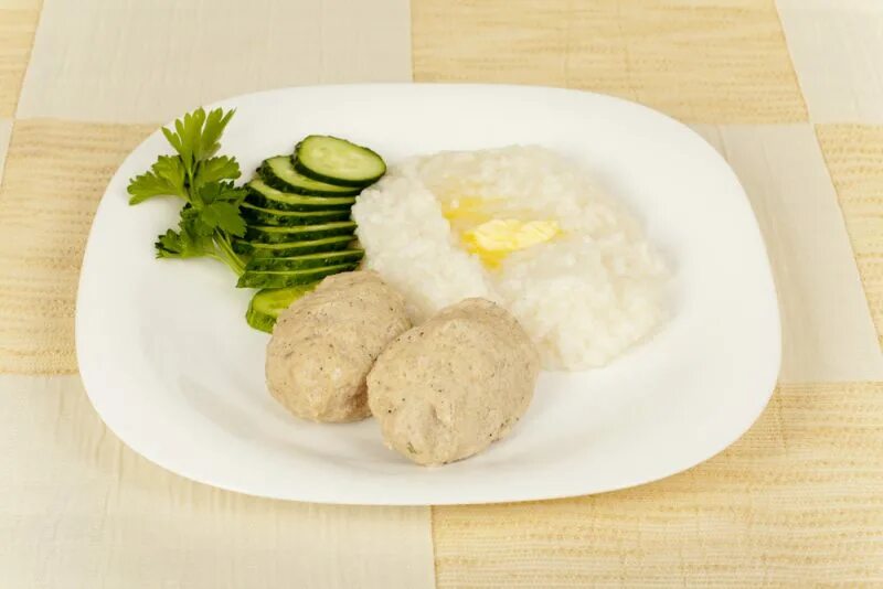 Рецепты детям на пару. Куриные котлетки на пару. биточки куриные паровые. котлеты на пару с рисом. куриные котлеты с рисом на пару.