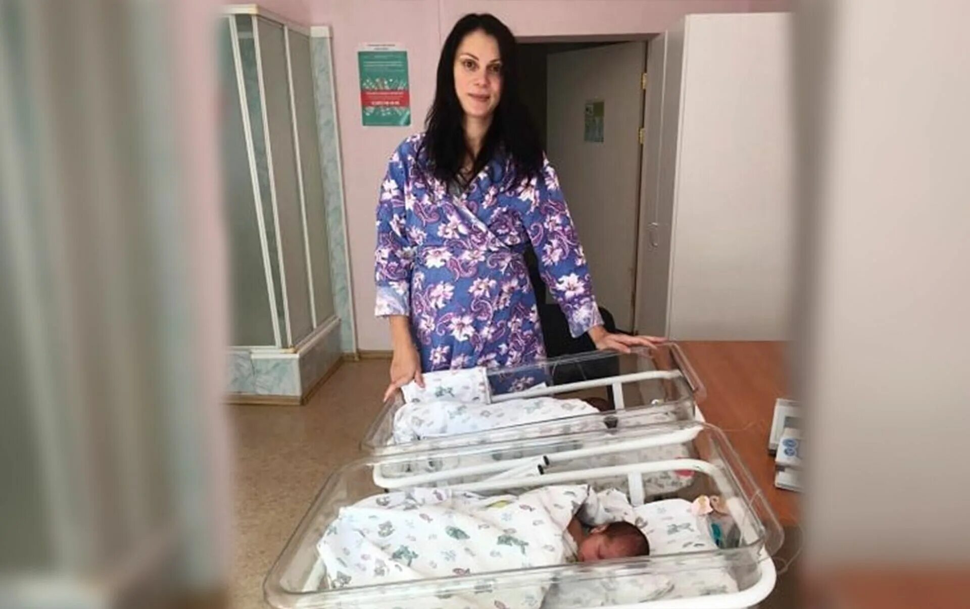 Девочки родившие в 12 лет. Тройняшки дэвид ллойд. Новорожденные близнецы девочки в роддоме. Новорожденные двойняшки девочки в роддоме. Новорожденные близнецы.