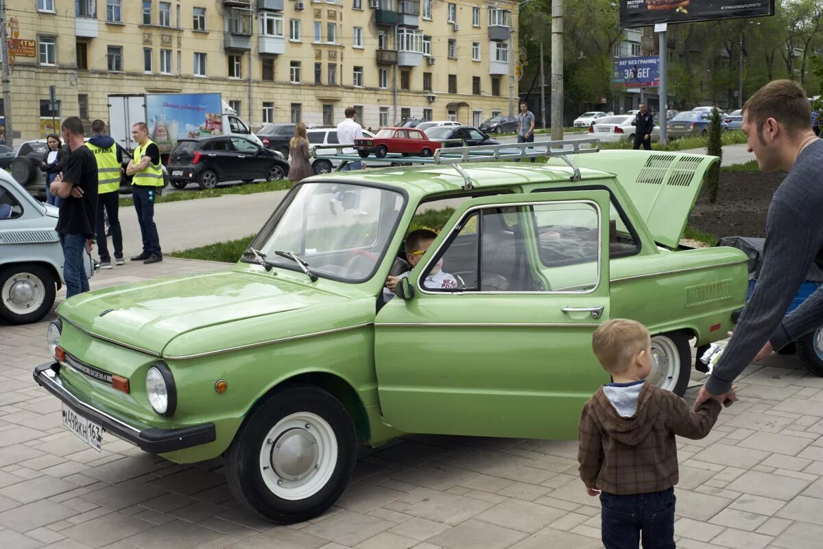 На папиной машине песня. Папа купил автомобиль. Демонстрация автомобиля. Машины на демонстрацию фото. Песни автомобили автомобили.