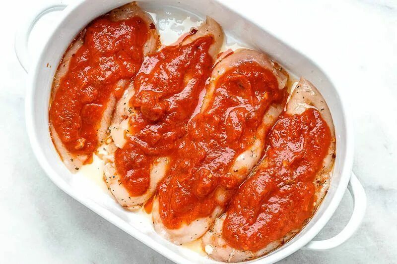 Филе цыпленка в соусе. Куриная грудка в томатном соусе. грудка под соусом. очень сочная куриная грудка. грудка куриная без кожи.
