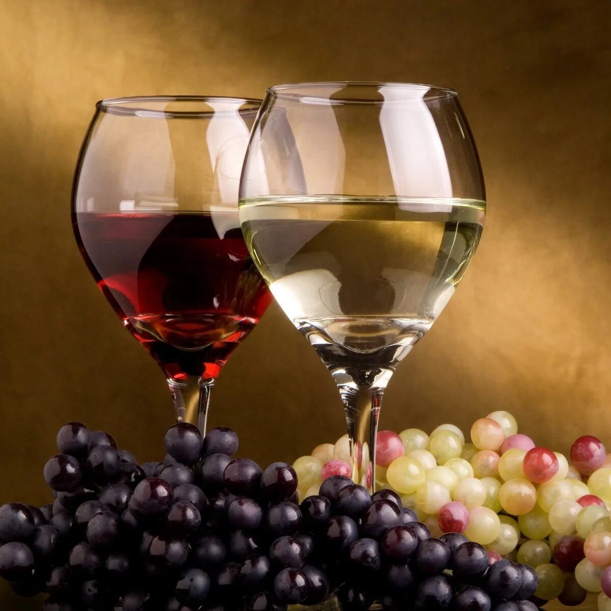 Бокал с вином. Вино и виноград. Виноградное вино. Бокал вина и фрукты.
