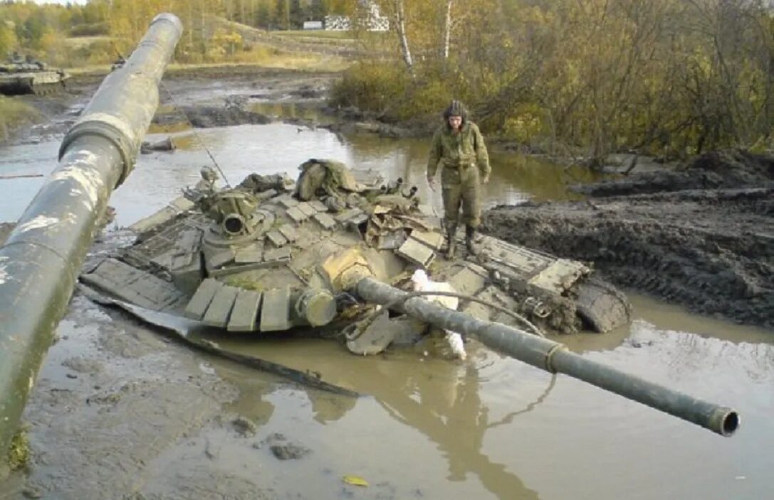 Танк утонул. Танк т 80 в грязи. Т 90 В болоте. Танк т90 в болоте. Т-72б 1989.