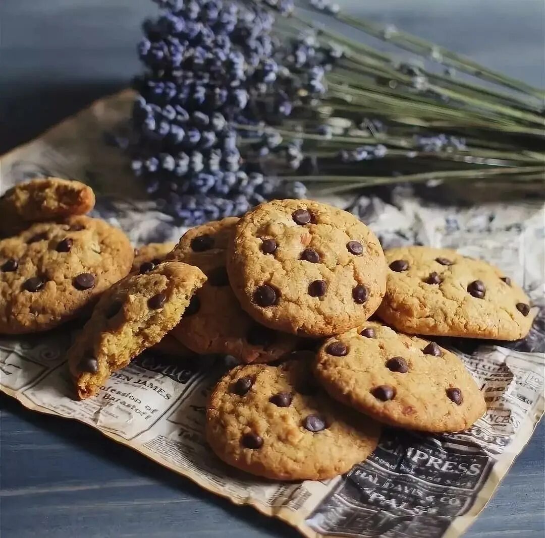 Печенье с шоколадной крошкой. Круглое шоколадное печенье. Печеньки с шоколадной крошкой. Печенье американо кукис. Печенье с шоколадной кро.