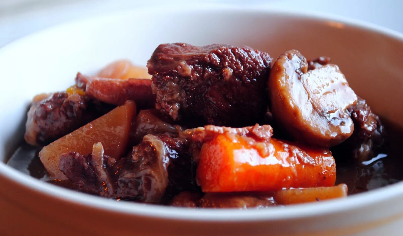 Тушеная лосятина с овощами. Олений гуляш. Кестане блюдо. Reindeer stew. Оленина тушеная с картофелем.