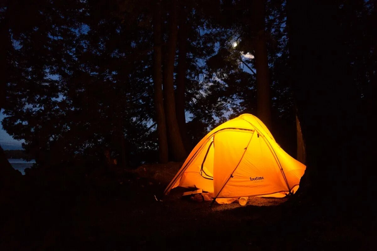 Темнота в палатке. Палатка в лесу. Светящаяся палатка. Ночная палатка. Палатка ночью.