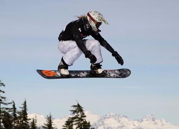 зимний скейтборд. сноуборд стрит джиббинг. 55 сноуборд. сноубординг хафпайп. сноубордист картинка.