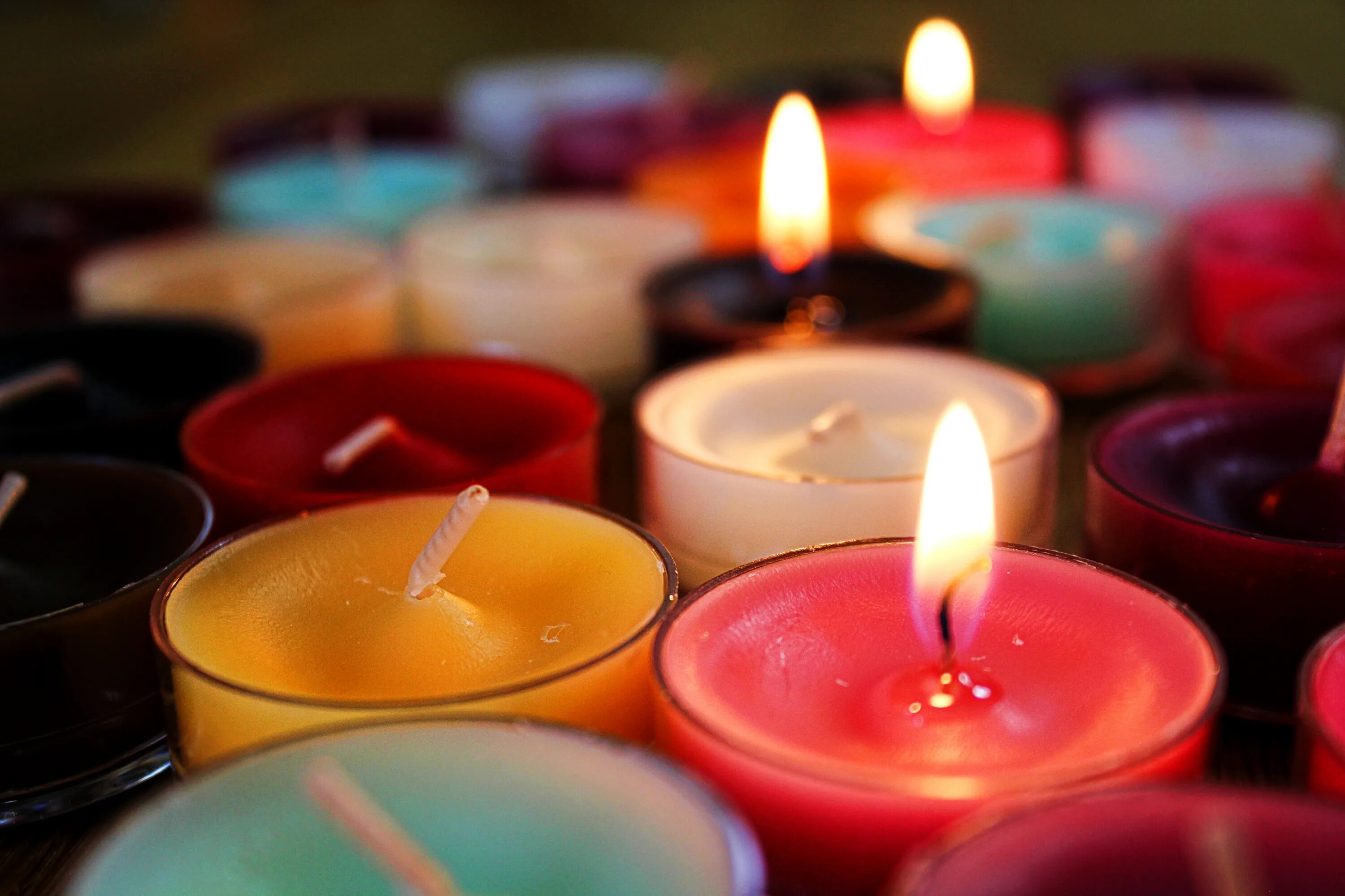 Красивые свечи картинки. Красивые свечки. Разноцветные свечи. Свечи декоративные. Свечи горящие разными цветами.