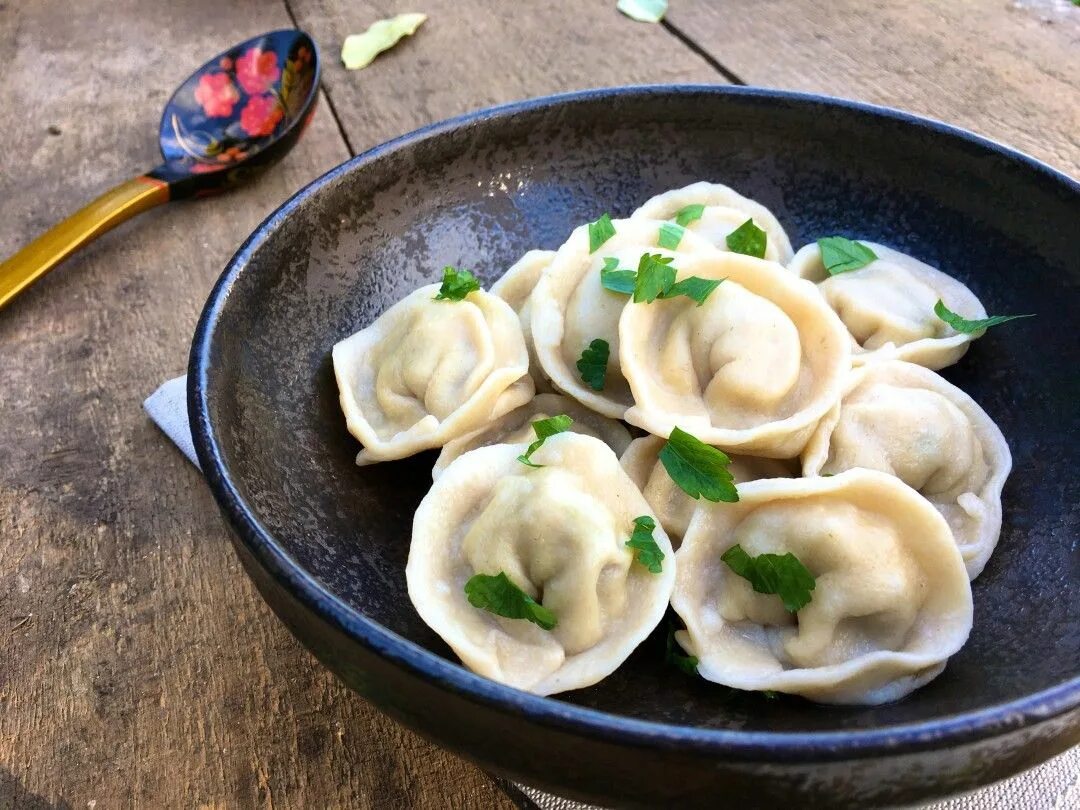Пельмени. Пельмени красивое фото. Вкусные сочные пельмени. Пельмени сочные. Пельмени самодельные.