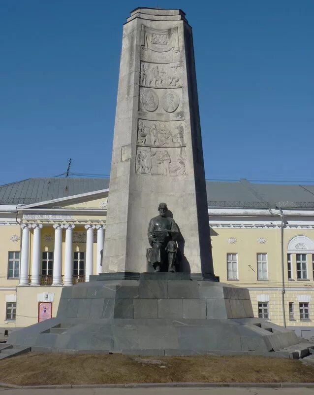 владимир соборная площадь памятник три дурака.