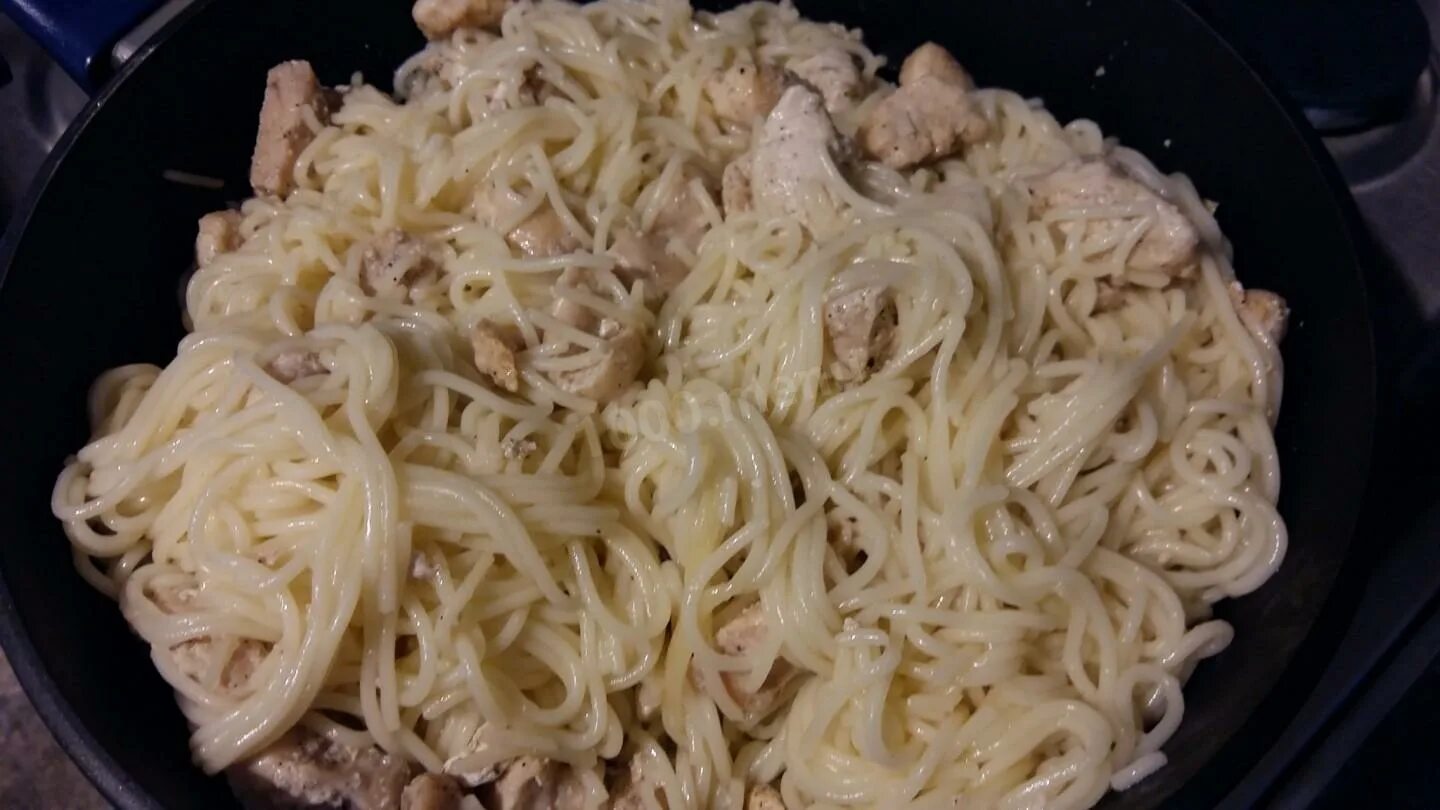Фарш со сливками и макаронами на сковороде. Спагетти с курицей. спагетти с курицей на сковороде. спагетти с курицей в сметанном соусе. спагетти с куриным филе на сковороде.