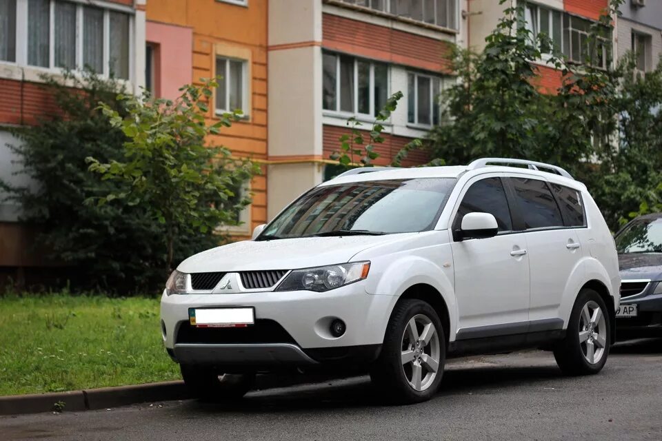 Mitsubishi outlander авито купить. Outlander XL 2.4. Мицубиси Аутлендер 2008. Митсубиси Аутлендер 2008 года. Аутлендер ХЛ 3.0.