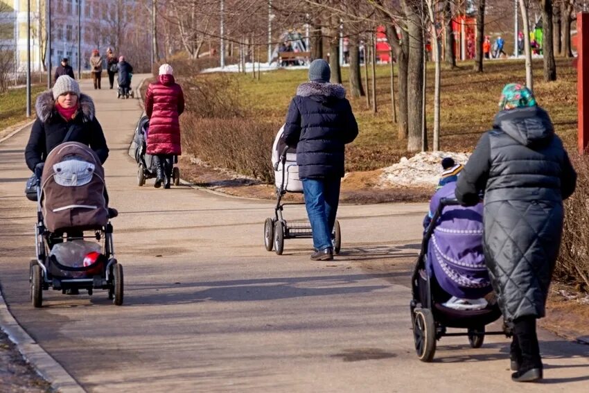 Поддержка семей с детьми в 2022 году картинки. Ребенок в семье. Семьям с детьми дадут 25. Семья со счастливым ребёнком. Семья в москве.