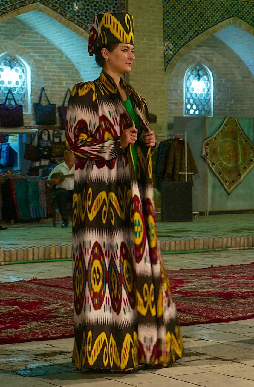 Миллий либослар. Узбекистан мили либослар. Самарканд Миллий либослари. Национальный костюм Хонатлас Узбекистан.