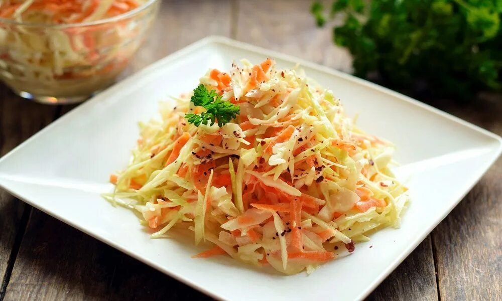 салат. салат витаминный из капусты. салат витаминный классический рецепт. салат с капустой и морковью. салат витаминный классический рецепт.