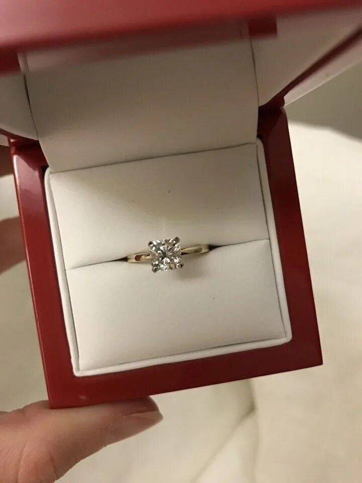 Кольцо для предложения. Кольцо в коробочке для предложения. Красивые кольца с бриллиантами. Кольцо с бриллиантом в коробочке. Обручальное с бриллиантом тиффани.