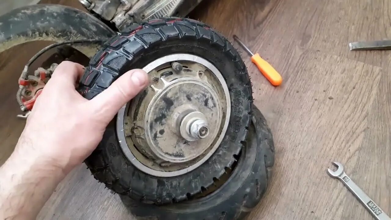 Kugoo m4 pro замена колеса. Kugoo g2 pro переднее колесо. Колесо kugoo m4 pro. Мотор колесо kugoo m4 pro. Смазка для электросамоката kugoo m4.