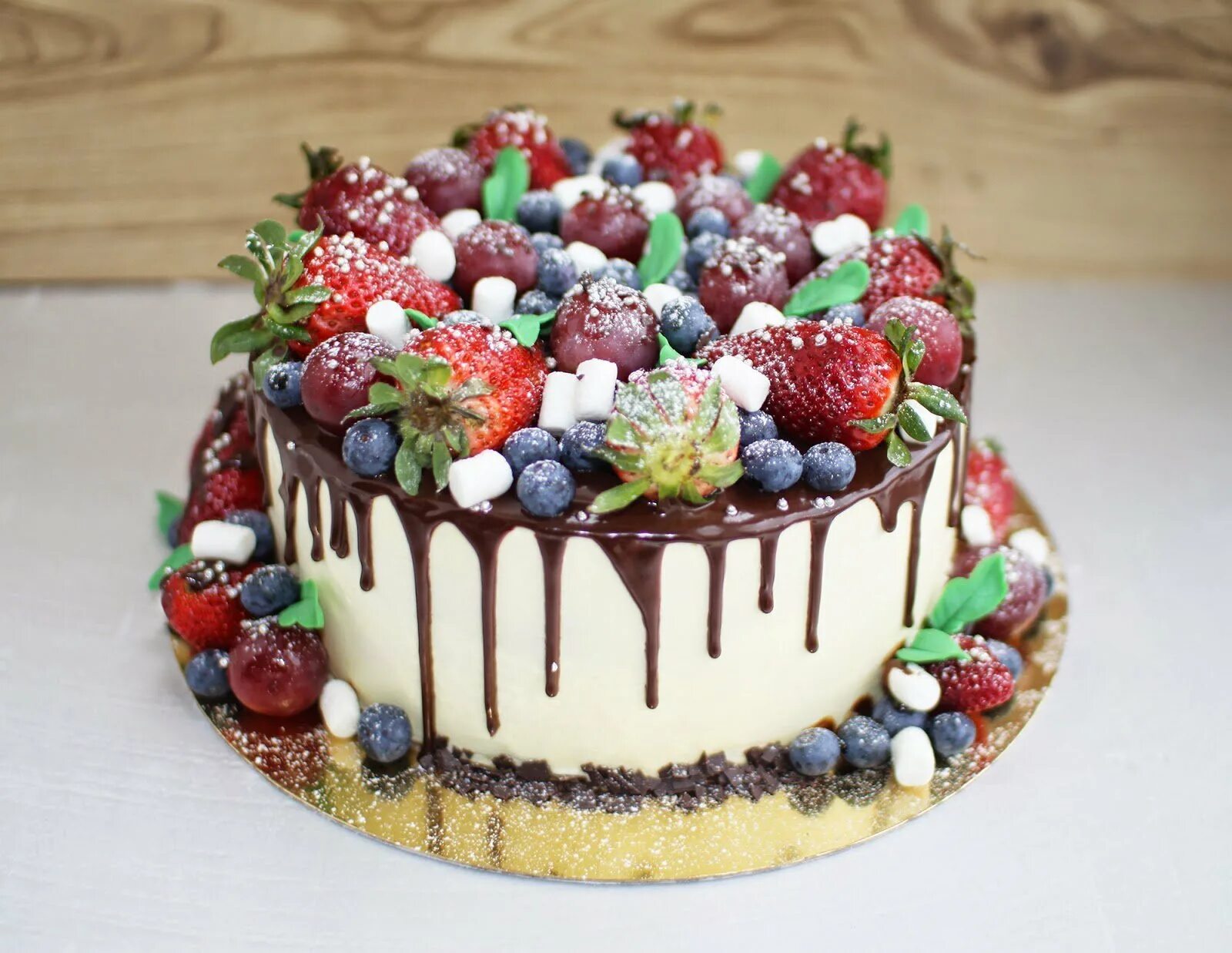 Красиво украшенные торты фото. Украшение торта. Украшение торта ягодами. Тортик с фруктами. Украшение торта фруктами и ягодами.