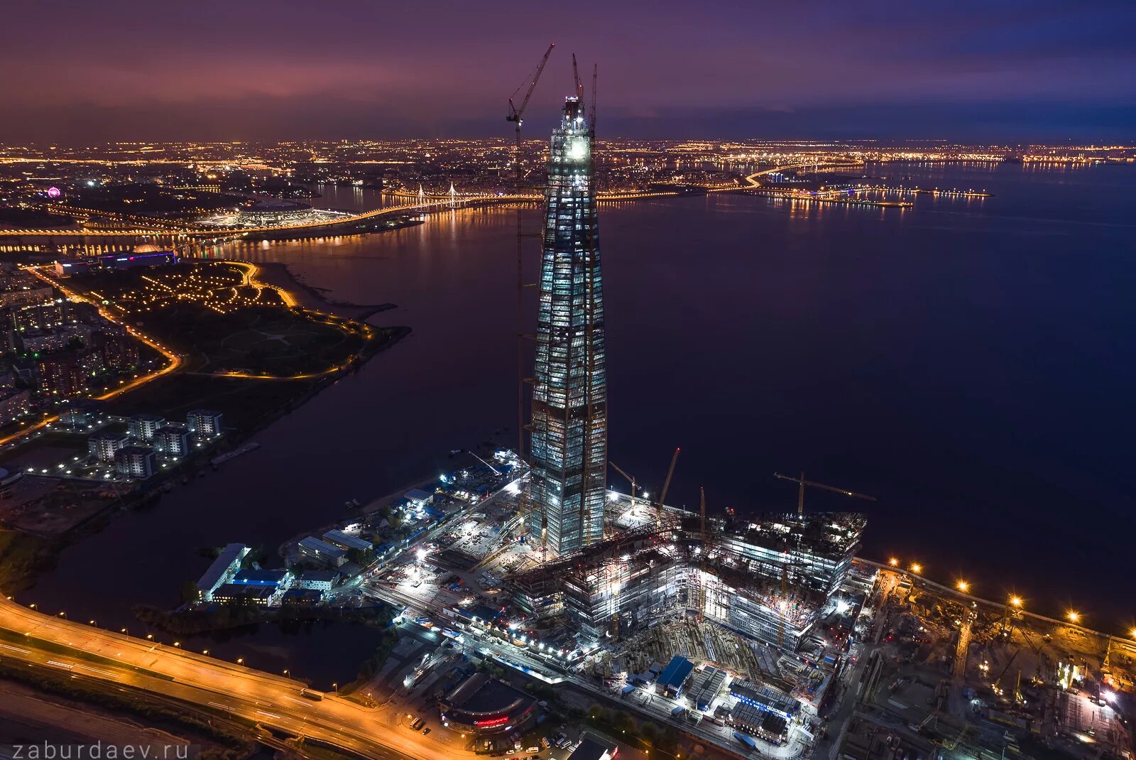 Самое высокое здание в центре санкт петербурга. Лахта-центр в санкт-петербурге. Лахта центр санкт-петербург небоскреб. Финский залив башня лахта. Лахта центр санкт-петербург небоскреб.