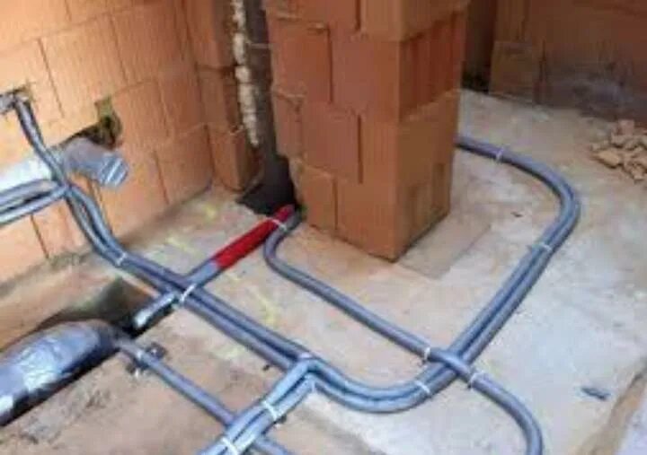 Коммуникации под полом. Коммуникации под полом. Монтаж канализационных труб. Прокладка канализации в частном доме в стяжке. Канализационная труба в стяжке пола.