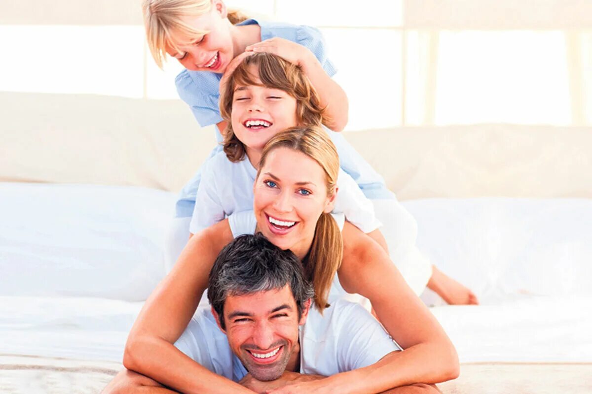 Семья на условиях мужа. Счастливая семья. Семья улыбается. Красивая семья. Фото семьи.